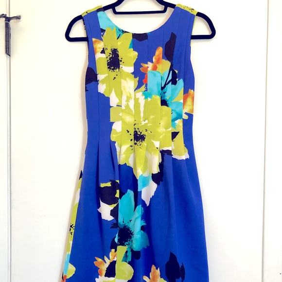 NWT Vince Camuto Pleated Floral Dress, Size 2 - Picture 3 of 6